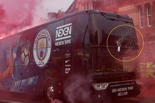 [ẢNH] Bị "khủng bố" bằng pháo khói và chai lọ, Man City chơi như mất hồn