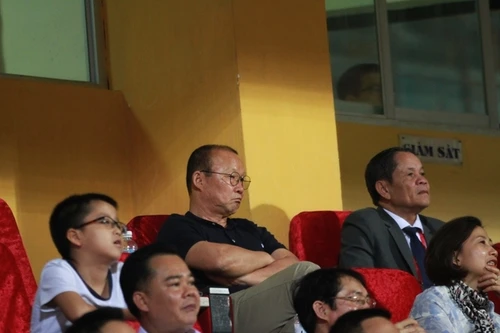 [ẢNH] HLV Park Hang-seo đăm chiêu xem các học trò U23 "nội chiến" ở sân Hàng Đẫy