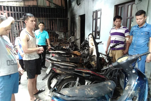 Đốt bình gas đang mở, thiêu rụi 10 chiếc xe máy