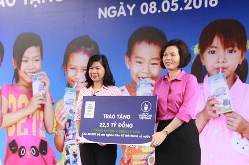 Vinamilk và Quỹ sữa Vươn cao Việt Nam tặng sữa cho 40.000 trẻ em