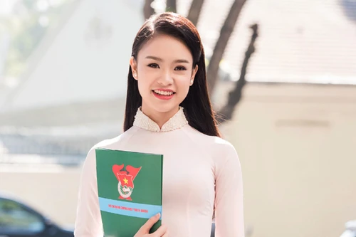 "Cô gái vàng" Hoa hậu Việt Nam "hút mắt" với áo dài