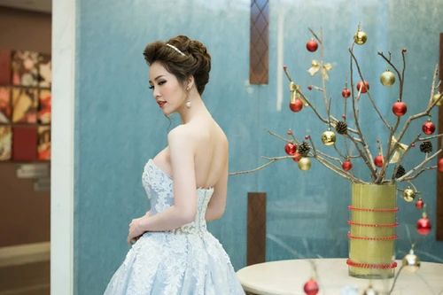 Bất ngờ với hình ảnh gợi cảm của Á hậu Thuỵ Vân