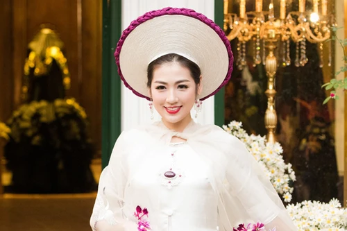 Á hậu Tú Anh lộng lẫy với áo dài của nghệ nhân Lan Hương