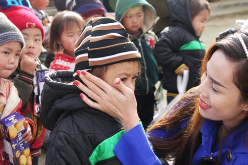 Á hậu Tố Uyên mang "hơi ấm phương Nam" đến với trẻ em nghèo Y Tý