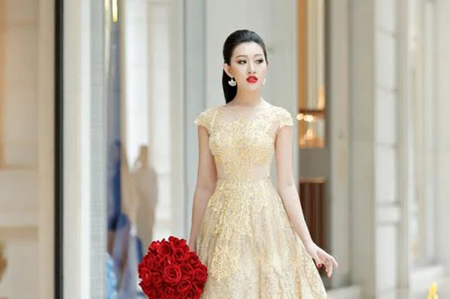 Hoa hậu Huỳnh Thúy Anh điệu đà xuống phố đón Giáng sinh