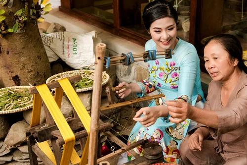 Hoa hậu Ngọc Hân tự tay dệt lụa tơ tằm