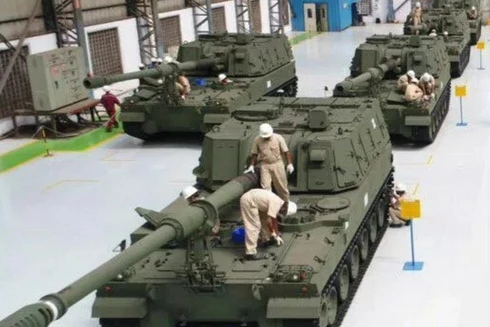 [ẢNH] Trung Quốc "giật mình" khi Ấn Độ nhận lô pháo tự hành K9 Vajra-T cực mạnh