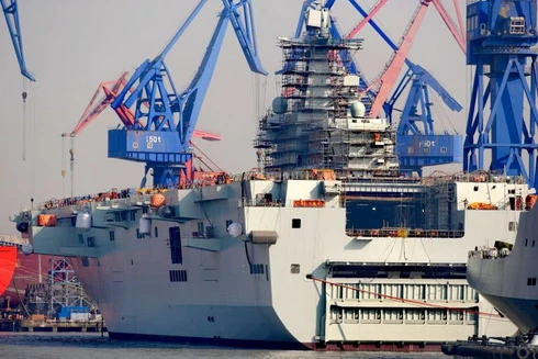 [ẢNH] Tàu đổ bộ Type 075 Trung Quốc vẫn ngổn ngang sau 4 tháng hạ thủy