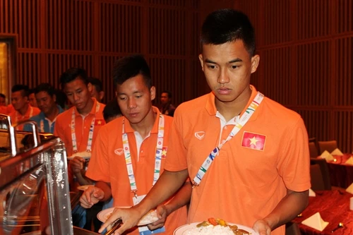 ĐT U23 bức xúc chuyện ăn uống ở Singapore