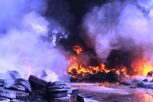 Hỏa hoạn lớn thiêu rụi kho phế liệu ở Bình Dương