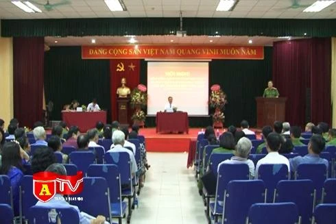 Cảnh sát khu vực phường Vĩnh Tuy lắng nghe ý kiến của nhân dân