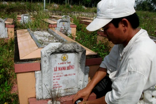 Nghĩa tình thầm lặng tại nghĩa trang liệt sỹ