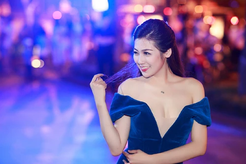 Á hậu Dương Tú Anh “phá cách”, khoe vòng 1 gợi cảm