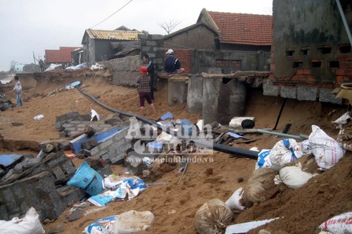 Triều cường “nuốt chửng” hơn 200m đường, nhiều nhà dân bị đánh sập