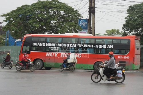 Xe giường nằm bốc khói khi đang chạy, hành khách hú vía