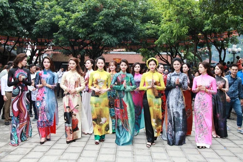 Thí sinh "Người đẹp Kinh Bắc 2017" chiêm bái chùa Phật Tích