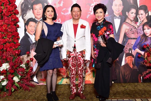 Bất chấp bị "ném đá", tỷ phú Hoàng Kiều vẫn tự tin khoe trang phục lạ