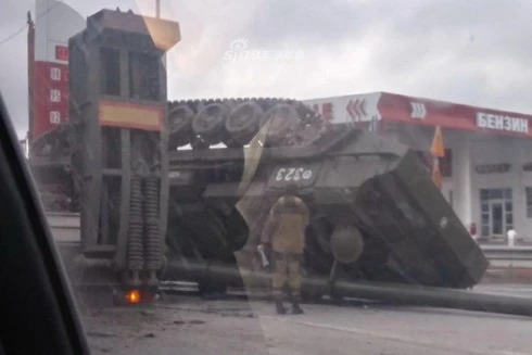 [ẢNH] Sau T-72B và Pantsir-S1, đến lượt pháo tự hành 2S7 Pion Nga đổ lật nhào khi hành quân