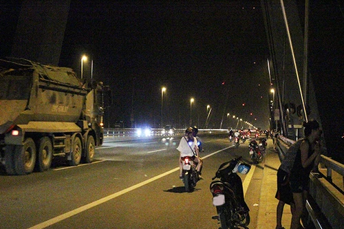 Dừng đỗ xe trái phép, đùa với "tử thần" trên cầu Nhật Tân