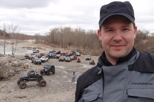 Rúc gầm xe container vì tin tưởng hệ thống tự lái của Tesla Model S