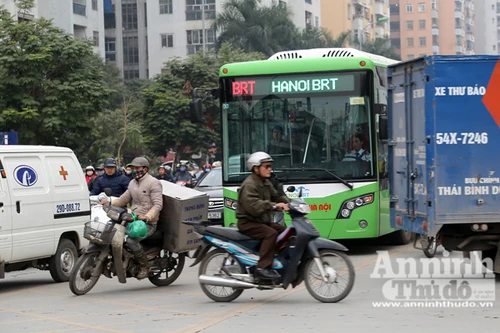 Xe buýt nhanh BRT bị "bao vây", "tạt đầu" đến nghẹt thở