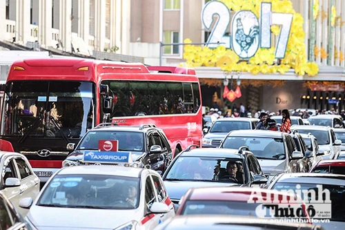 Biển người đổ về hồ Gươm chiều mùng một Tết