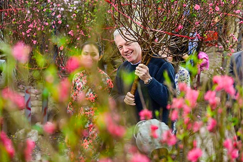 Đại sứ Mỹ Ted Osius thả cá chép, mua cành đào ở chợ Quảng An