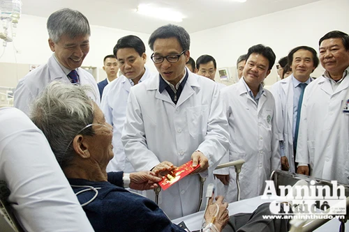 Phó Thủ tướng Vũ Đức Đam chúc tết y bác sỹ BV Bạch Mai và nhân viên vệ sinh môi trường số 8