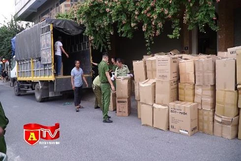 Thu giữ gần 300 thùng khẩu trang không rõ nguồn gốc