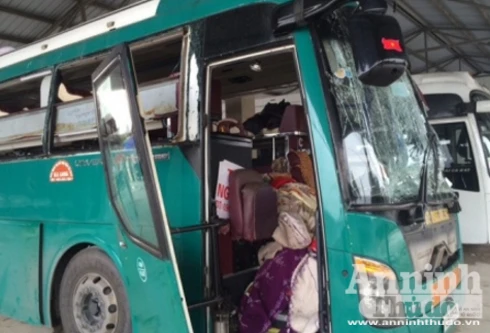 Cận cảnh xe khách phát nổ ở Bắc Ninh, khiến 2 người chết, 14 người bị thương