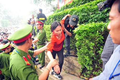 Lực lượng Công an bế các em bé thoát khỏi biển người chen lấn tại đền Hùng