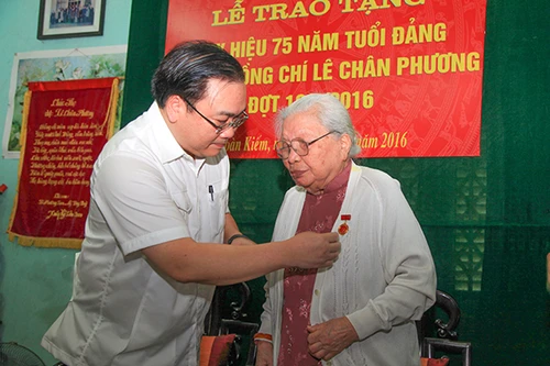 Tóm tắt quá trình công tác của đồng chí Lê Chân Phương: Đồng chí Lê Chân Phương (họ và tên khai sinh Lê Thị Bắc Lạng), sinh ngày 21-1-1925; quê quán xã Nguyễn Lý, huyện Lý Nhân, tỉnh Hà Nam; ngày vào Đảng: tháng 3-1941 Từ tháng 2-1940 đến 12-1941, đồng ch