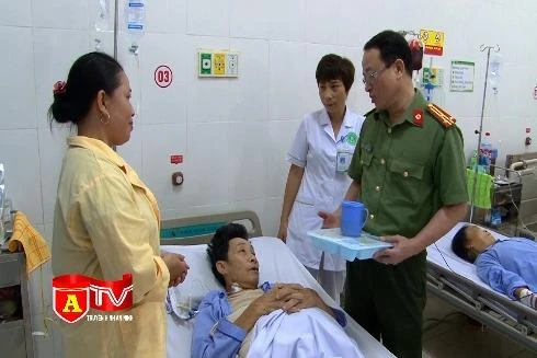 Ấm lòng "bữa cơm nghĩa tình" của cán bộ, chiến sỹ Công an huyện Gia Lâm