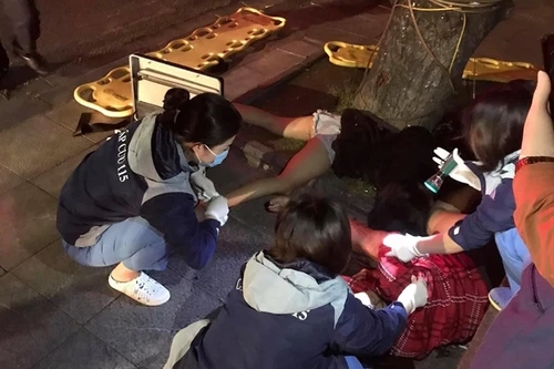 Xác minh thân nhân 2 cô gái trẻ bị tai nạn giao thông ở hồ Hoàn Kiếm