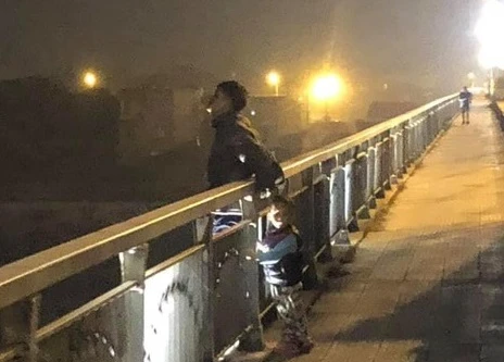 Ngăn người đàn ông có ý định dại dột, từ biệt 3 con rồi nhảy cầu