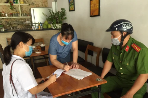Lực lượng Công an phối hợp đẩy mạnh tuyên truyền, 'nâng' ý thức người dân phòng ngừa nguy cơ lây nhiễm Covid-19