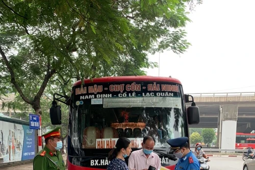 Từng bước tạo chuyển biến về ý thức chấp hành pháp luật giao thông cho các nhà xe