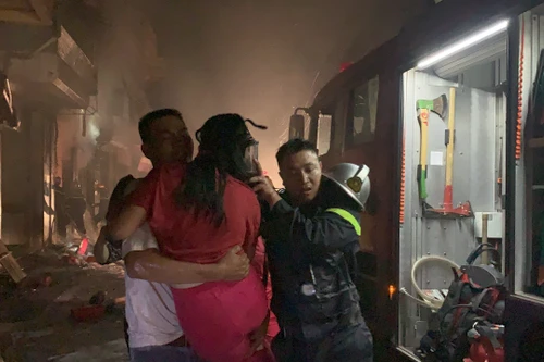 Hà Nội: Giải cứu nhiều người lớn và trẻ em trong vụ cháy cửa hàng gas