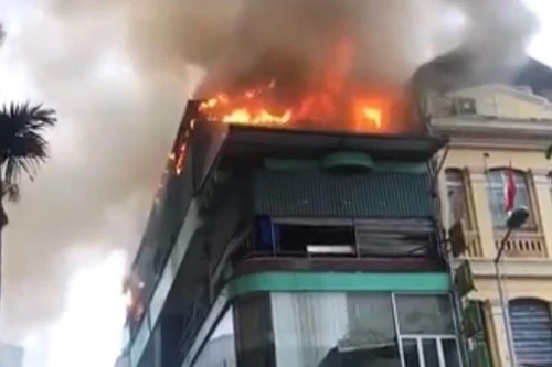 Tá hỏa vì cháy khu bếp tầng 5 của nhà hàng hải sản