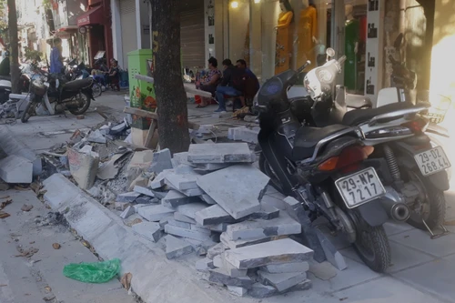 Thi công hè, đường ở quận Hai Bà Trưng: Cần phương án giảm ô nhiễm môi trường