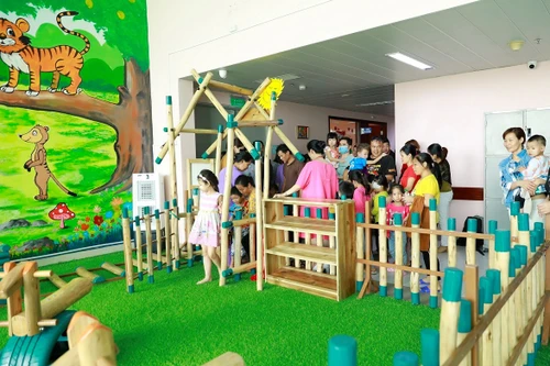 Món quà ý nghĩa tặng các bệnh nhi tại Bệnh viện Nhi trung ương Hà Nội