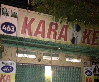 Hai thầy cúng vào hát trong quán karaoke hoạt động chui