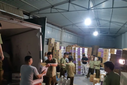 ‘Đánh’ mạnh thực phẩm không nguồn gốc, hàng hóa nhập lậu