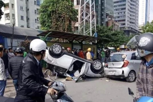 Hà Nội: Tai nạn liên hoàn, xe ô tô lật ngữa giữa phố