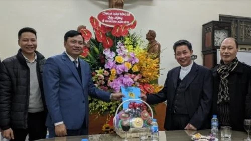 Công an quận Đống Đa chúc mừng giáo xứ Hàng Bột mùa Giáng sinh an lành
