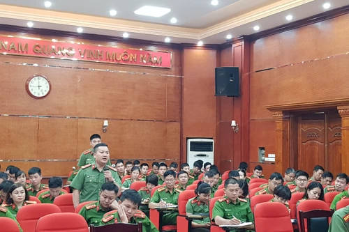 Chỉ huy Công an quận lắng nghe ý kiến của cán bộ chiến sỹ