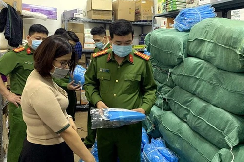 Hà Nội: Xử lý hàng loạt vụ vi phạm trong kinh doanh khẩu trang, găng tay