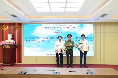 Nhiều cá nhân, tập thể của EVNHANOI được khen trong phong trào toàn dân bảo vệ an ninh Tổ quốc
