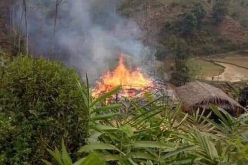 Đổ xăng đốt nhà vì bị vợ gọi về khi đang nhậu