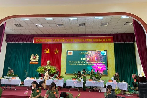 Phụ nữ Cụm thi đua số 7 Công an Hà Nội khoe tài cắm hoa nghệ thuật